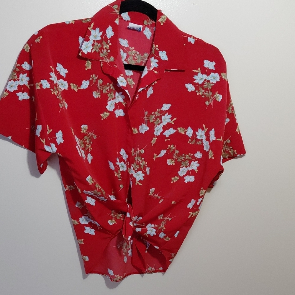 🔴 Women's Red Floral Short-Sleeve Button-Up Shirt - Picture 5 of 5